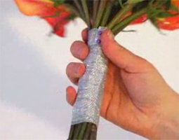 Hướng dẫn cách bó hoa tròn cầm tay cô dâu